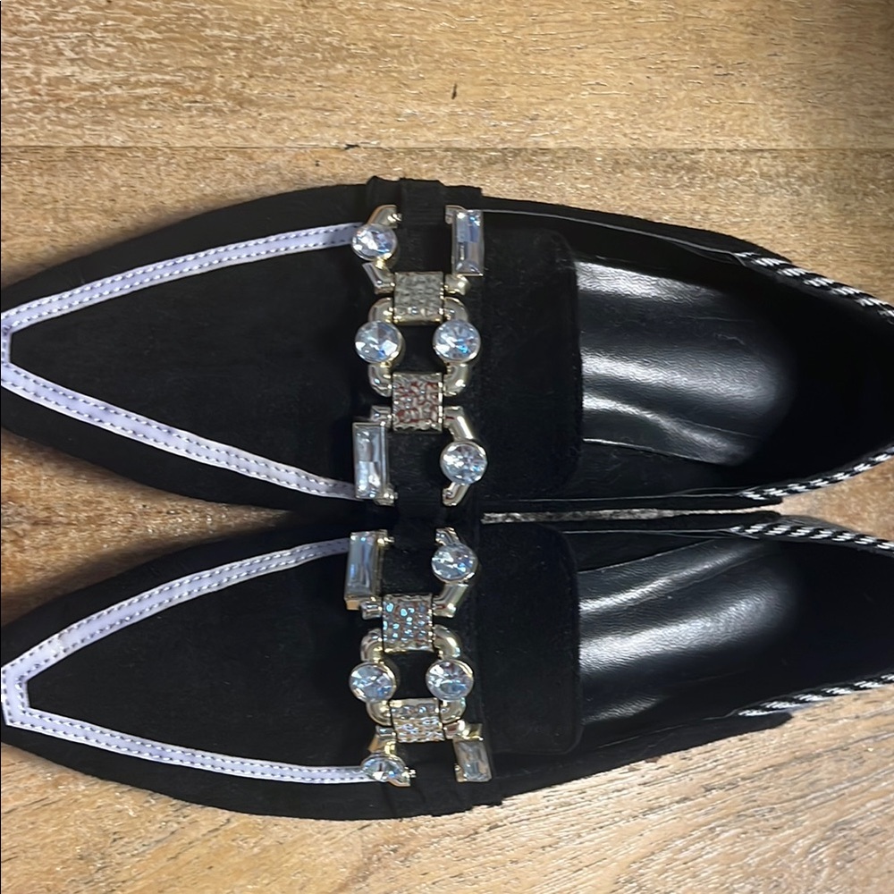Sleek Black and White Flats with Geometric Chain Detail